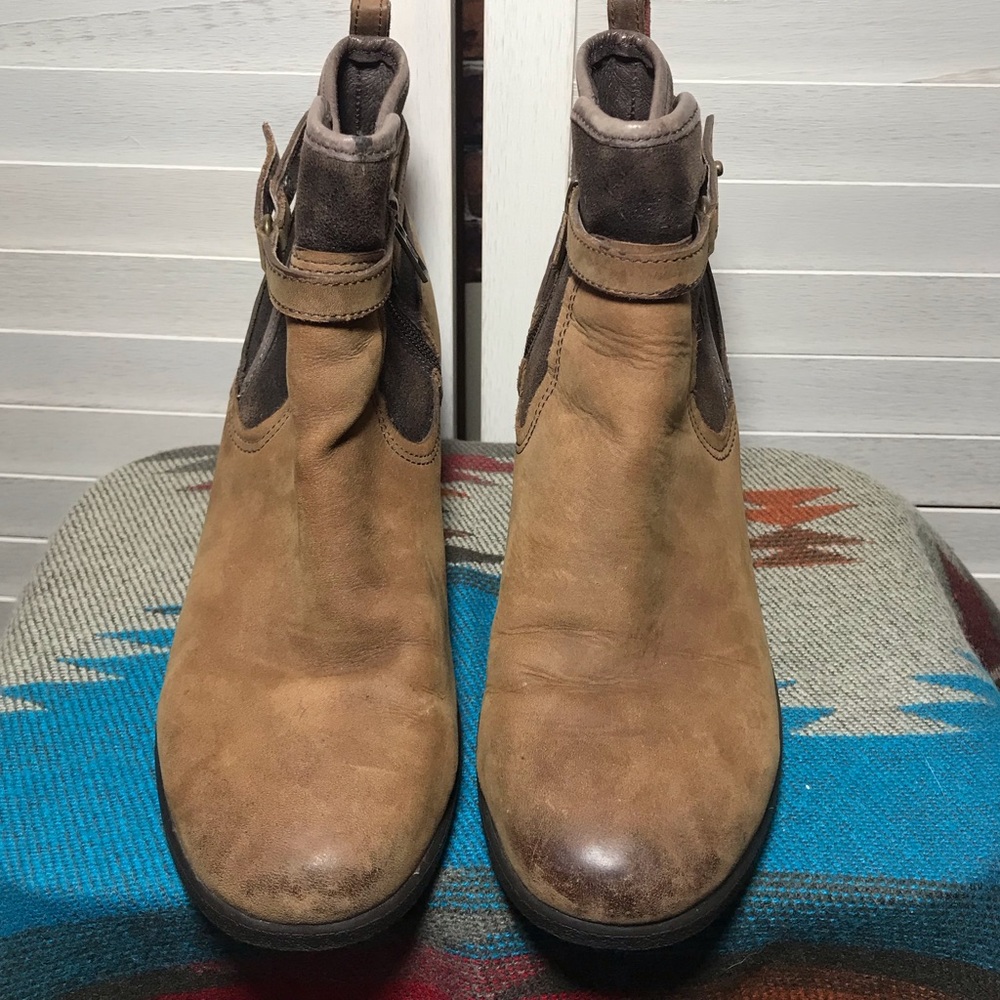 🍀🌸 UGG Emalie Brown leather Booties🌸🍀